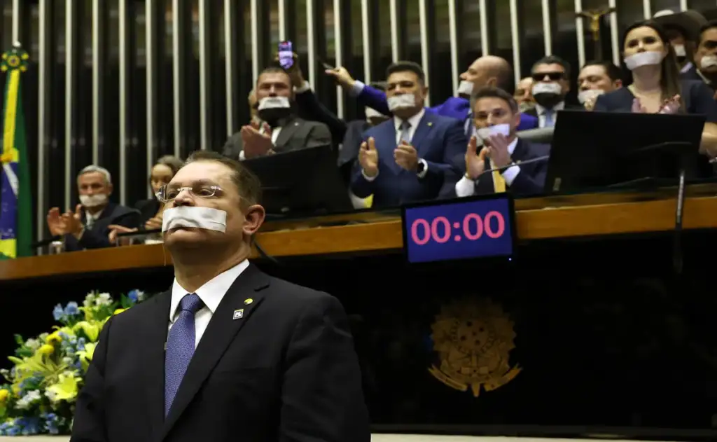 Líder oposicionista pediu vistas do processo, que já se arrasta há mais de oito meses