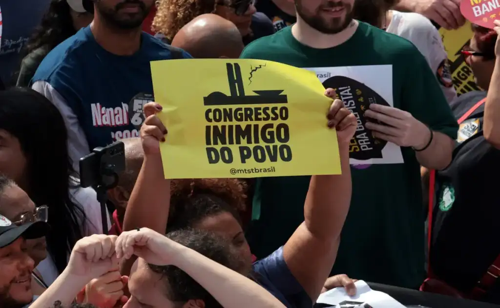 Na Câmara, o placar foi de 318 votos pela derrubada do veto, 144 pela manutenção e cinco abstenções