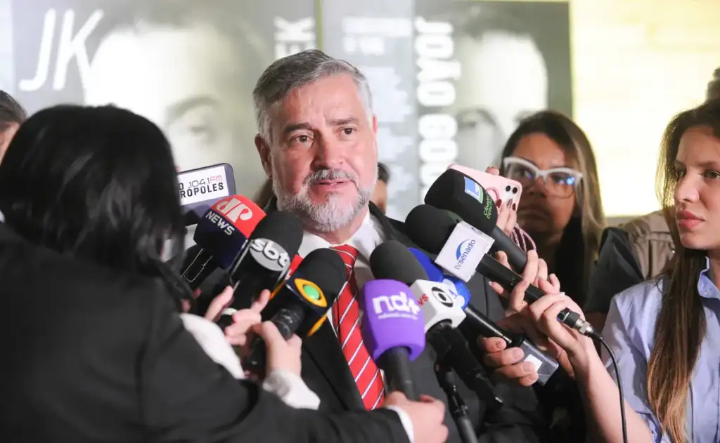 Apresentado pelas deputadas Fernanda Melchiona e Heloísa Helena o requerimento atingiu 181 deputados e 35 senadores