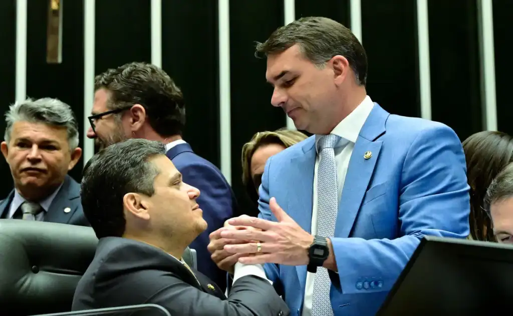 Além das emendas, o presidente do Senado foi beneficiado ainda por indicações para ministérios e outros cargos no governo Lula