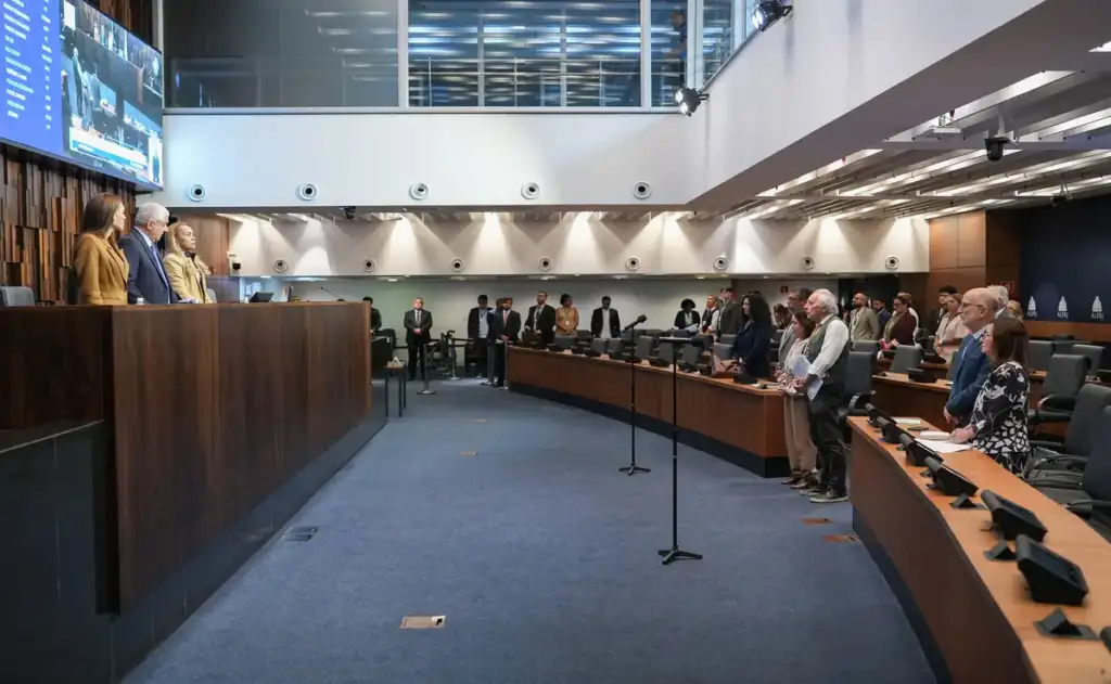 Governador em exercício vem promovendo uma “limpeza administrativa” com a exoneração de mais de 1,6 mil servidores