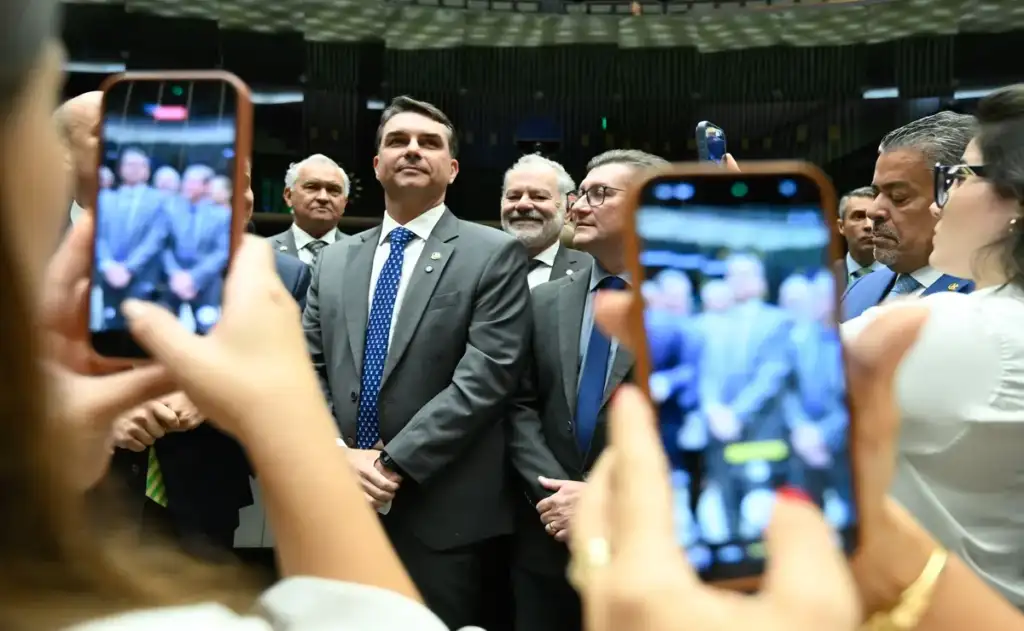 Senador substituiu o ex-policial seu amigo pessoal pelo publicitário Eduardo Fischer
