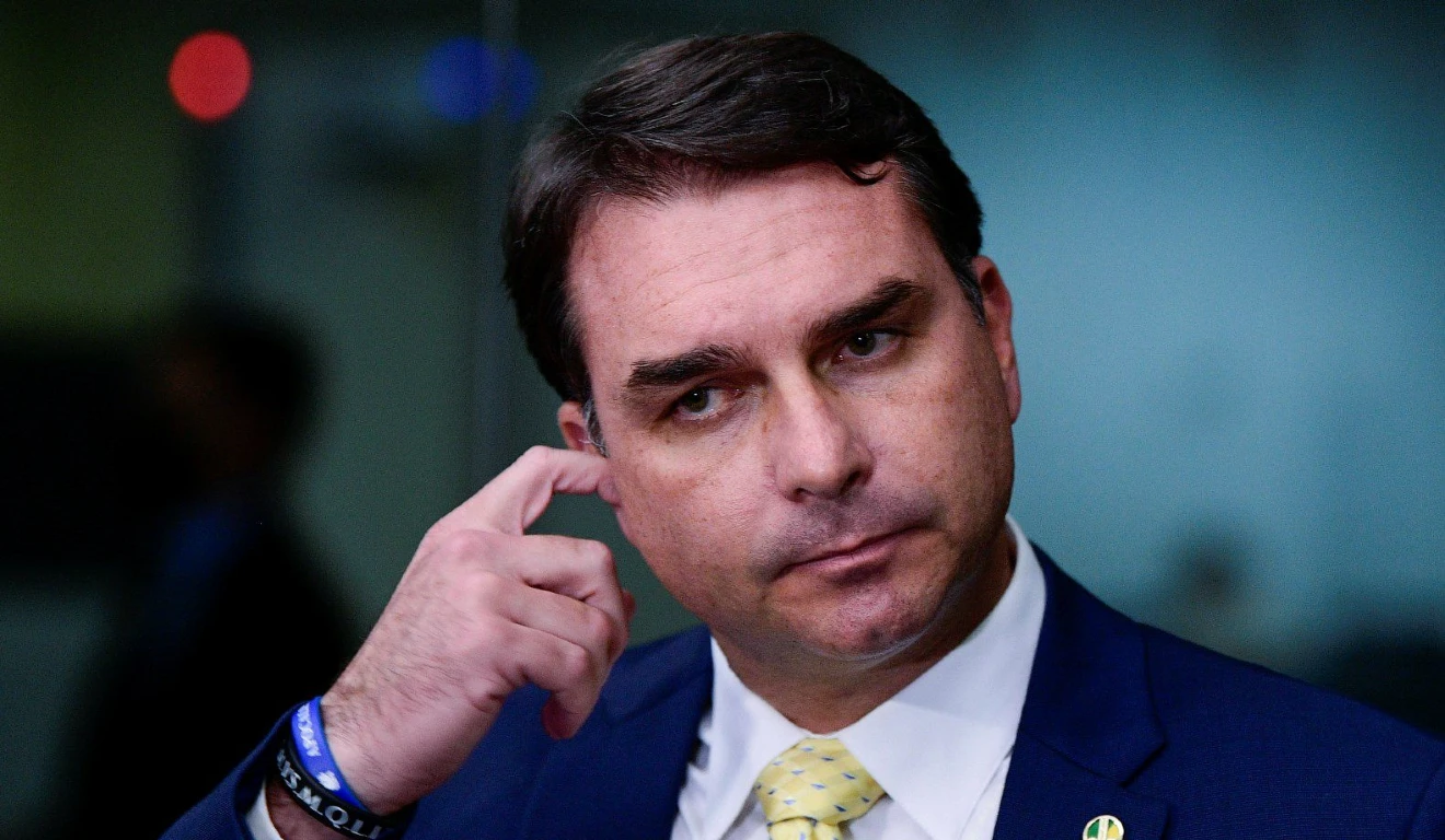 Circularidade – A folha corrida do Bolsonarinho é bastante para o prender num eterno “correr atrás do próprio rabo”