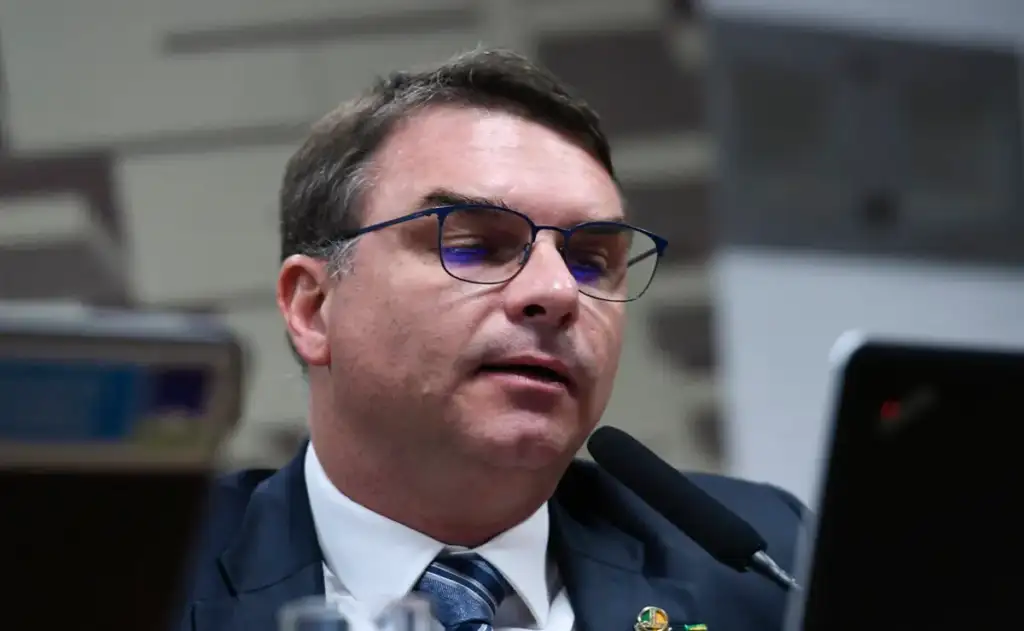 Até o pastor Silas Malafaia admitiu que a pré-campanha de Flávio “subiu no telhado”