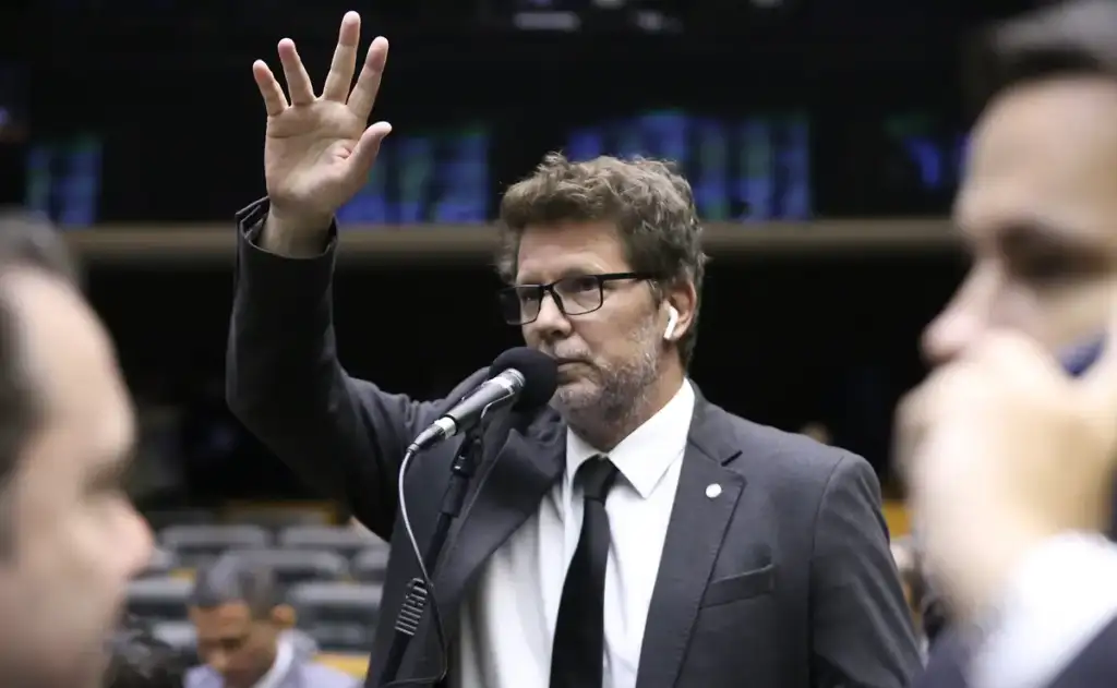Deputado e produtora afirmaram categoricamente que não houve "um único centavo" de Daniel Vorcaro no filme