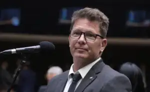 Em novo áudio, Mário Frias diz a Vorcaro sobre apoio a filme de Bolsonaro: “Em novo áudio, Mário Fri...