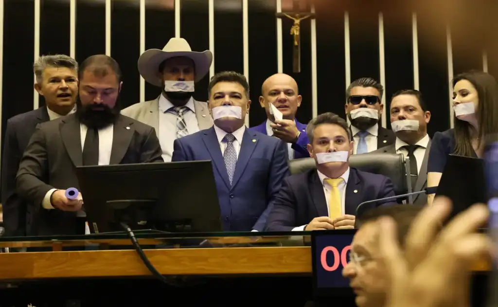 Suspensão foi motivada pelo motim realizado pelos parlamentares no plenário da Casa em favor da anistia aos golpistas ao ex-presidente Jair Bolsonaro