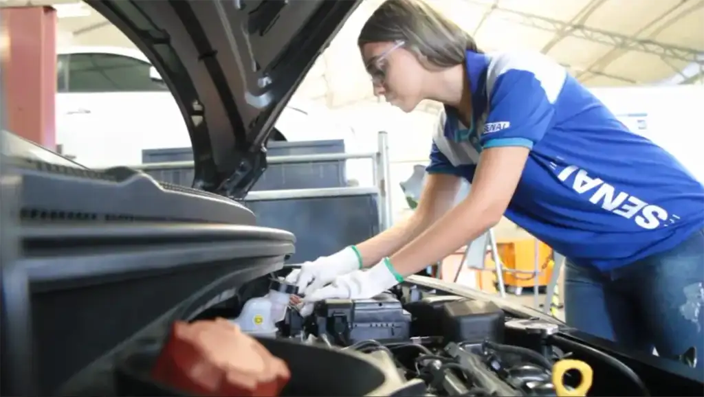 Mulheres na oficina: presença feminina no setor automotivo brasileiro cresce 230%, mas cargo de chefia ainda é raro