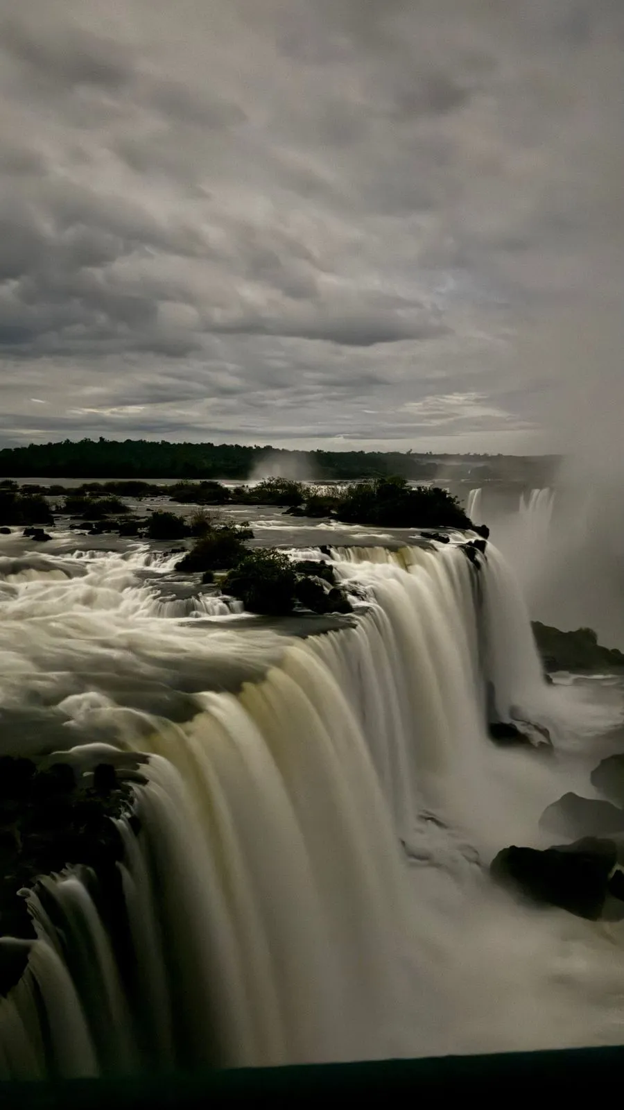 À beira das cataratas, um banquete brasileiro