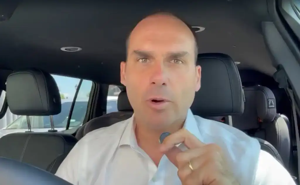 Eduardo pede no vídeo que Trump retome as penalidades contra os magistrados responsáveis pelo processo