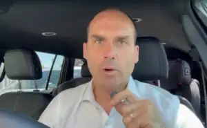 Um dia após ser condenado por coação, Eduardo Bolsonaro grava vídeo em inglês pedindo socorro a Trum...
