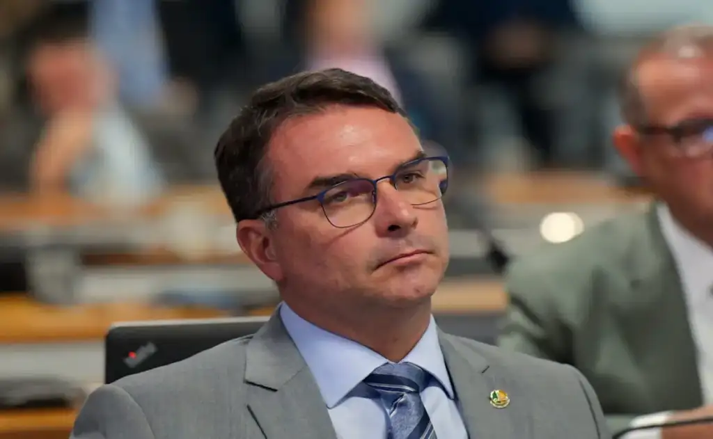 Em vídeo, pré-candidato do PL diz que também estaria sofrendo, mas que, ao contrário de madrasta, segue “focado na missão”
