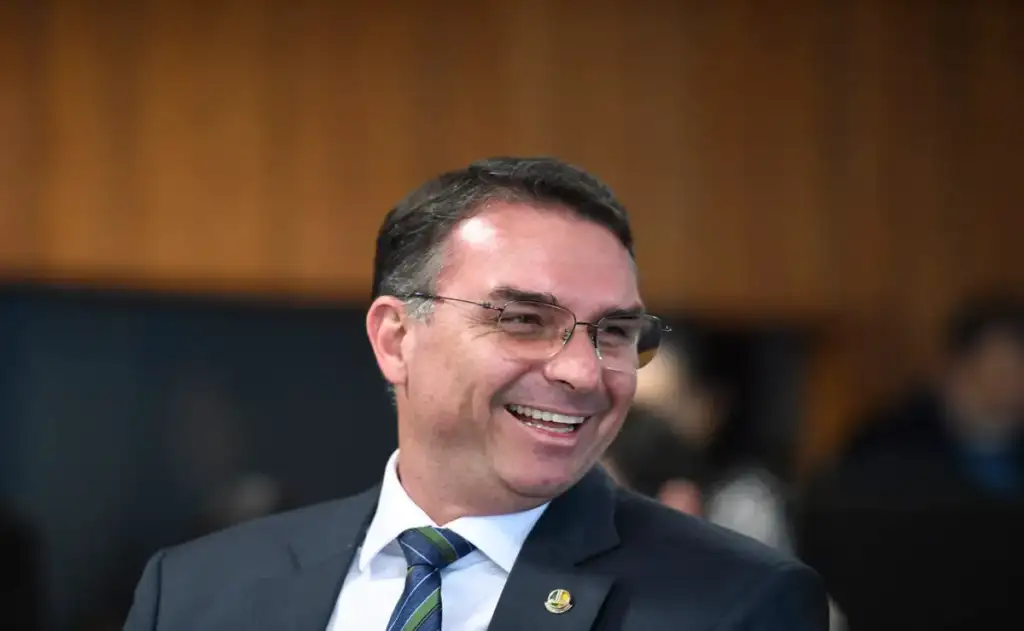 Além de Flávio Bolsonaro, outros 35 senadores assinaram a proposta