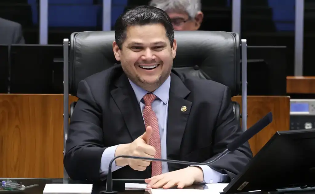 Enquanto patrocina “pauta bomba”, Alcolumbre trava fim da 6 X 1 no Senado