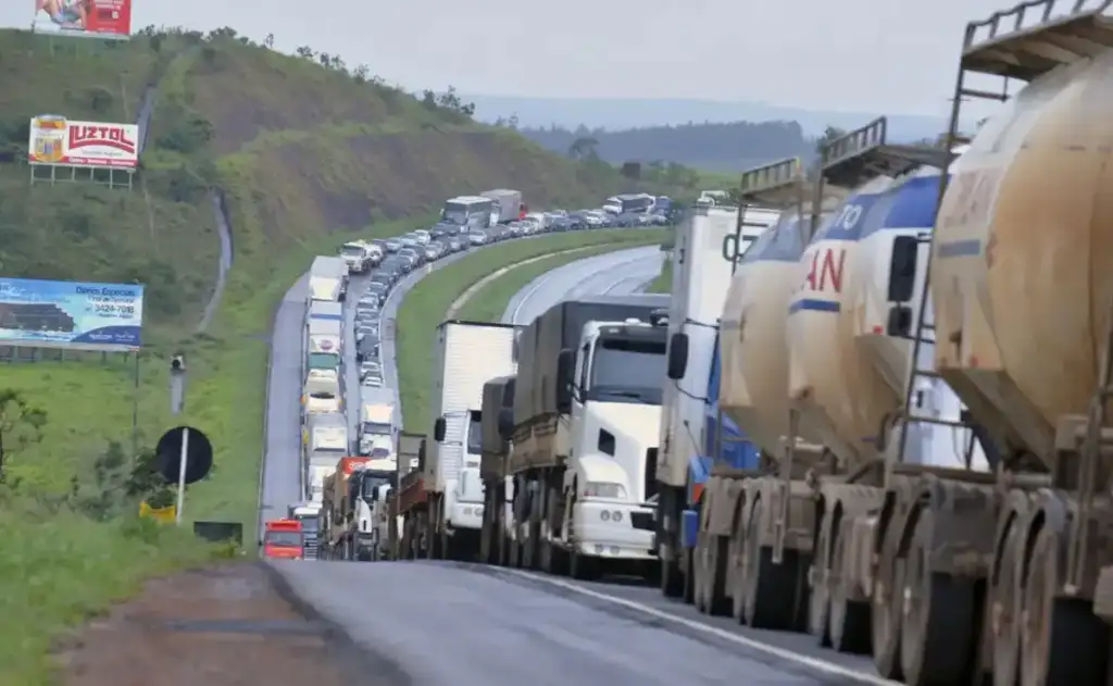 Valores de multas e processos acumulados por caminhoneiros e transportadoras chegam a mais de R$ 7 bilhões