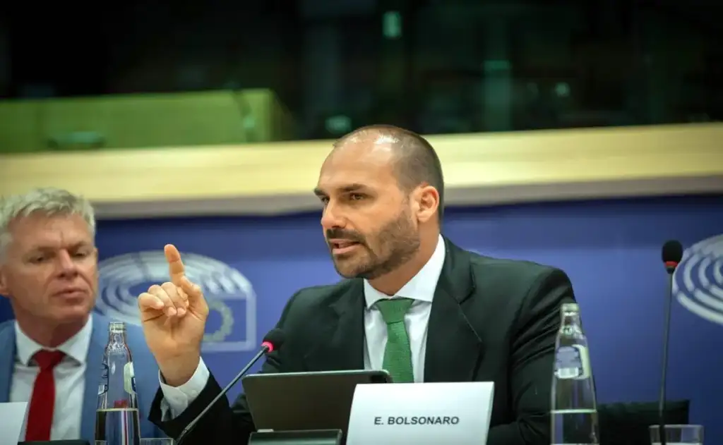 Eduardo Bolsonaro pede a Trump bombardeio sobre o Brasil