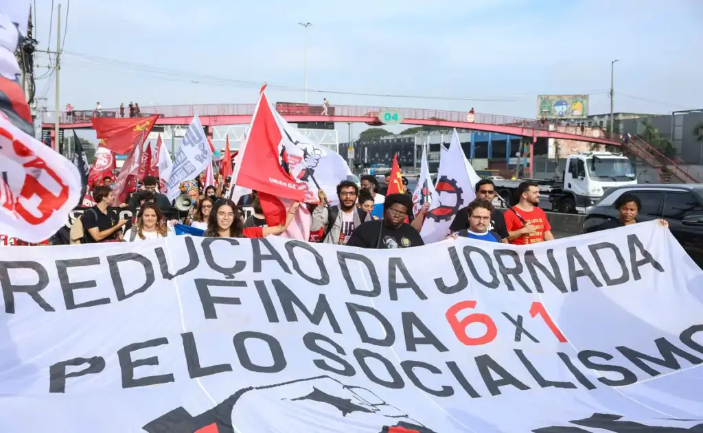 Fim da escala 6 X 1 completa mais de um mês parada no Senado; Boulos critica Alcolumbre