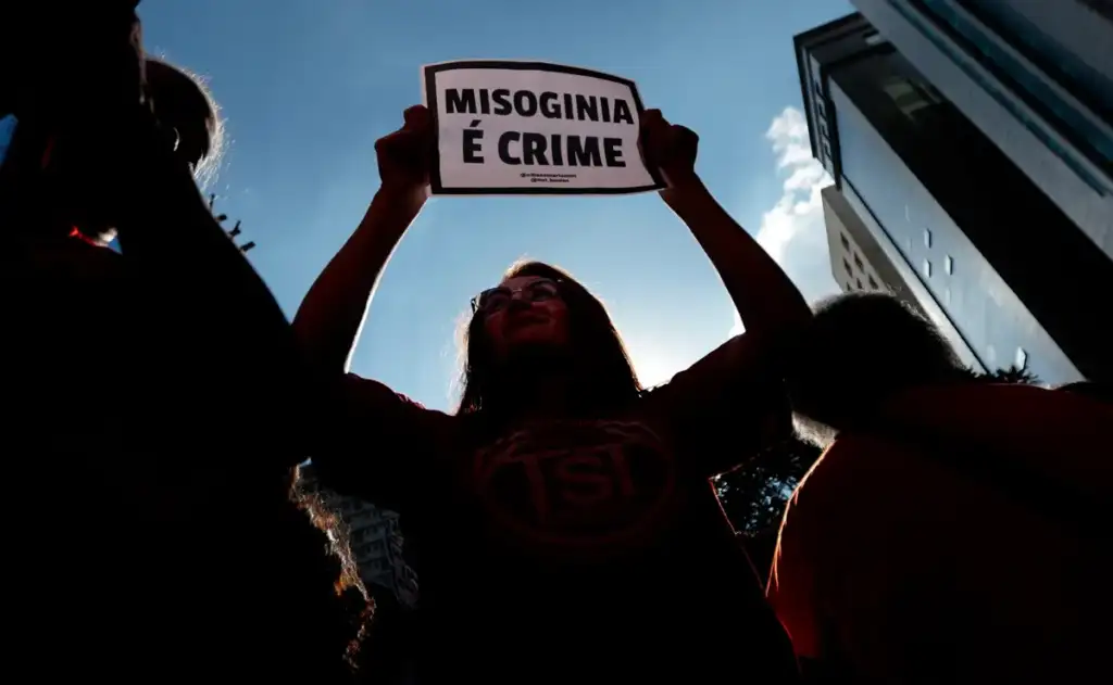 Projeto equipara o delito aos crimes de preconceito e discriminação previstos na Lei do Racismo