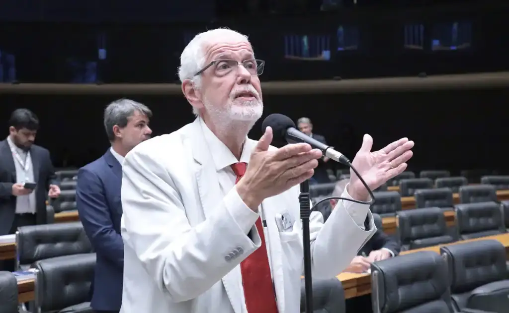 Jorge Solla se baseia no fato de Flávio ter oferecido colocar à disposição do governo dos EUA uma equipe de transição para futuros acordos