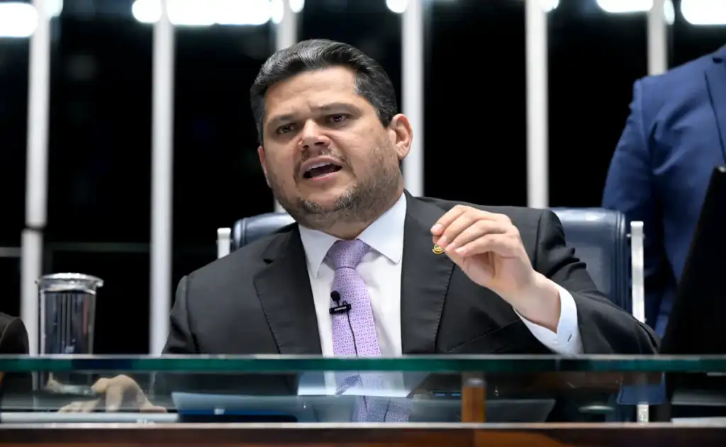 Aprovada em 27 de maio pela Câmara Federal, a PEC permanece parada há mais de um mês no Senado
