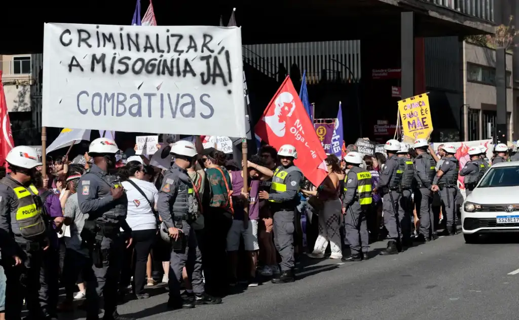Texto estipula prisão de 2 a 5 anos e multa, e prevê o aumento das penas para crimes cometidos na internet