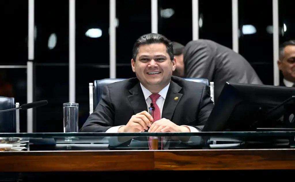 Enquanto trava fim da 6X1, Alcolumbre se esbalda em show de sertanejo bolsonarista