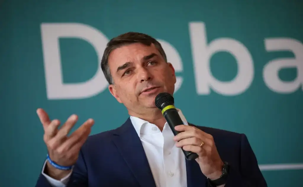 Fake news: TSE manda campanha de Flávio Bolsonaro remover vídeo que associa Lula a facção