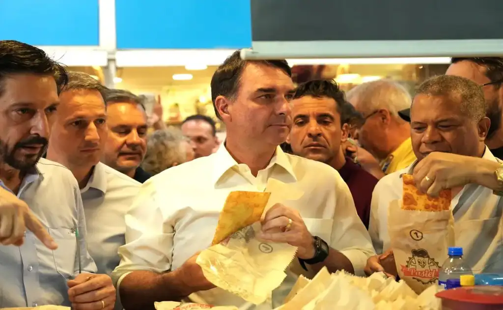 Flávio Bolsonaro volta atrás e diz não ter o que explicar sobre dinheiro de Vorcaro para “Dark Horse”
