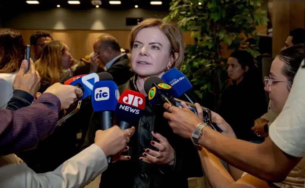 Gleisi denuncia Julia Zanatta por campanha contra vacinação de crianças