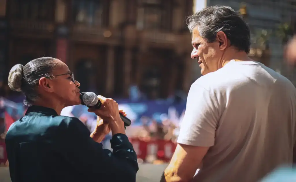 Homem tenta agredir Marina Silva em caminhada com Haddad em SP