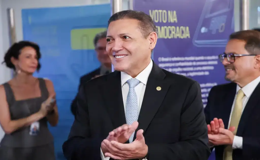 Alinhamento de Nunes Marques à campanha de Flávio Bolsonaro causa mal-estar no TSE