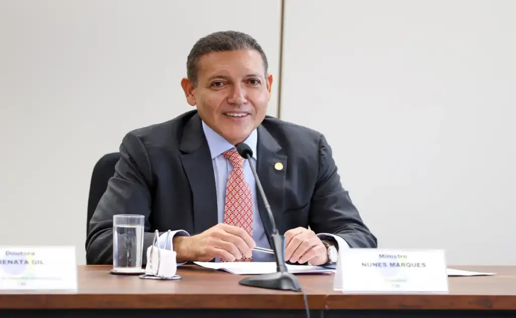 Nunes Marques dá mais uma “mãozinha” a Flávio Bolsonaro e trava julgamento já definido