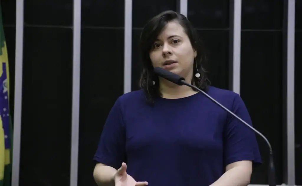 STJ rejeita recurso e mantém condenação de humorista por ataques gordofóbicos a deputada Sâmia