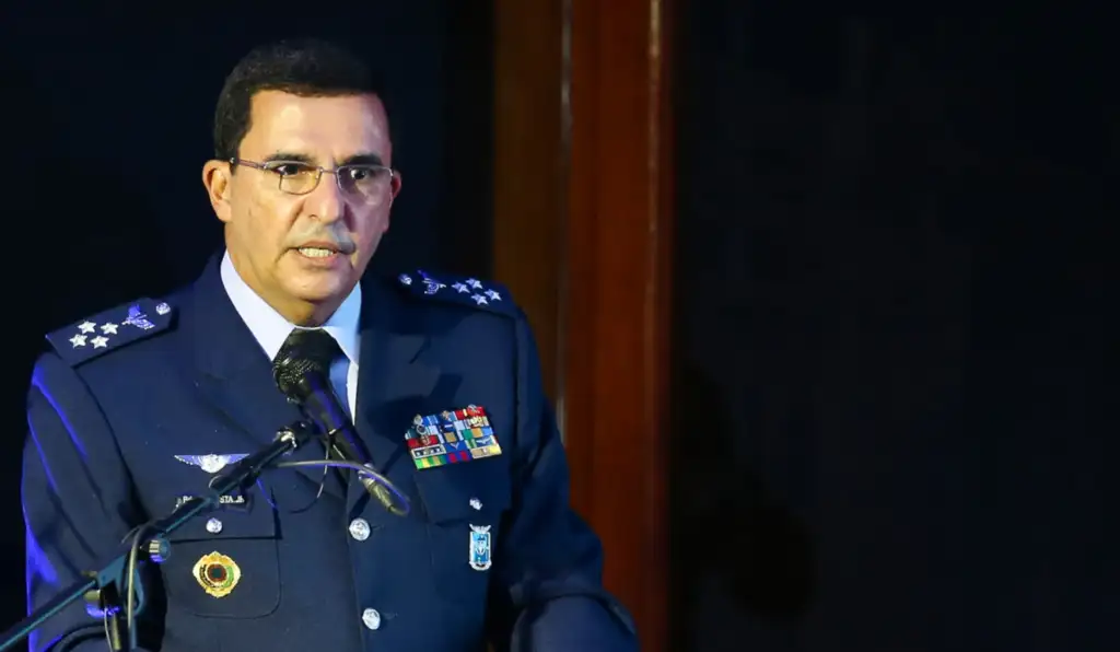 Ex-comandante da FAB relata em livro pressão de Bolsonaro para realizar golpe