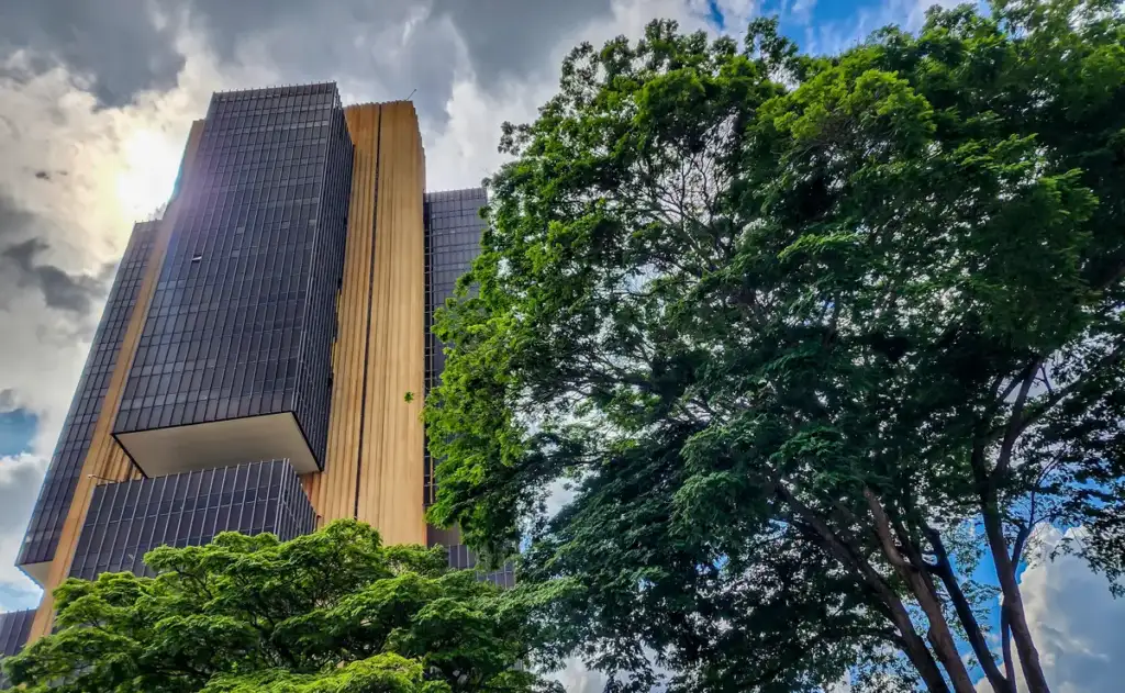 Demanda por criptomoedas despenca após novas regras do BC