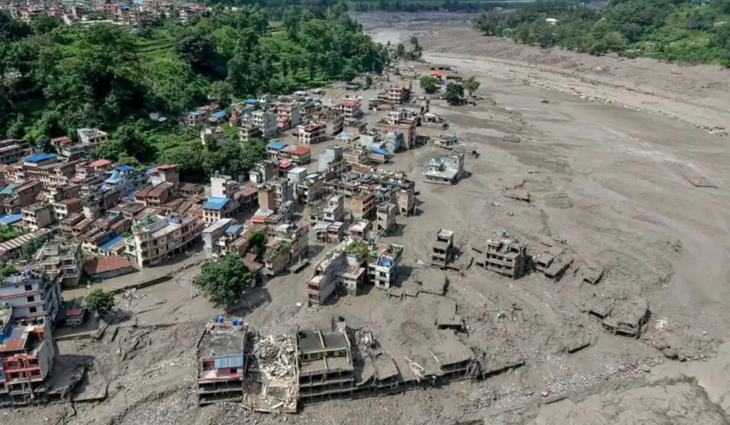 Enchente devastadora deixa rastro de mortes e centenas de desaparecidos no Nepal e Tibete