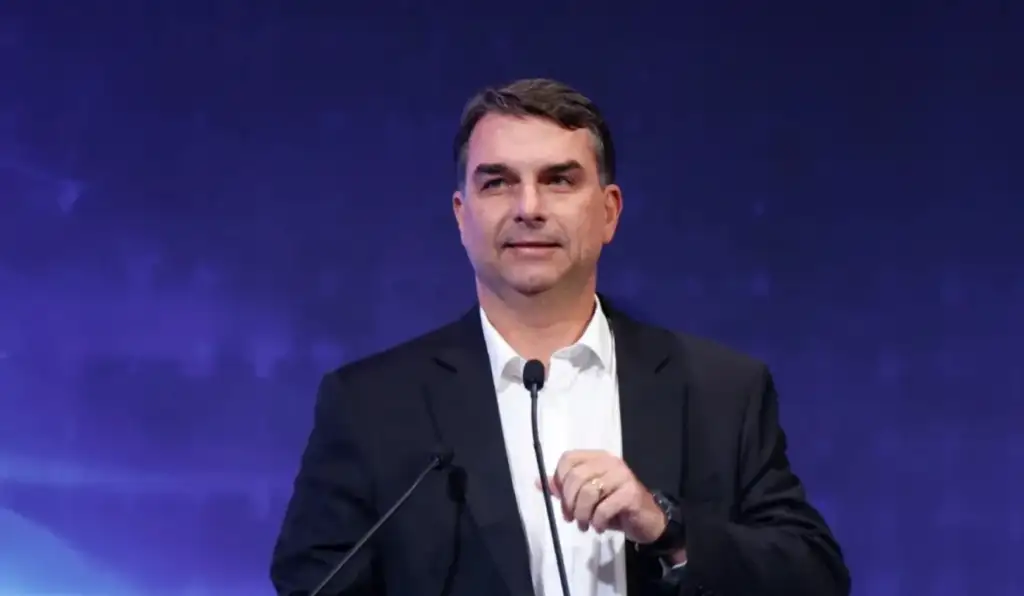 TSE nega invasão e revela quem cadastrou filiação de Flávio Bolsonaro