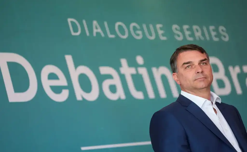 Renan Santos diz que Flávio Bolsonaro simulou filiação ao Missão para posar de vítima e desafia candidato do PL para “acareação”