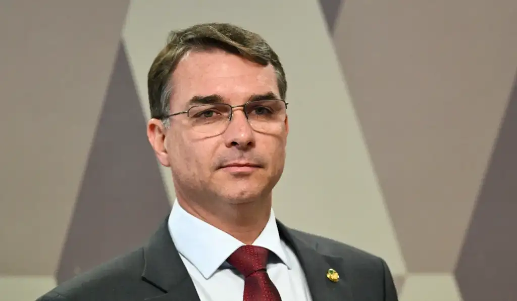 Vídeo compartilhado por Flávio Bolsonaro sobre perda do poder de compra é desmentido por nota fiscal