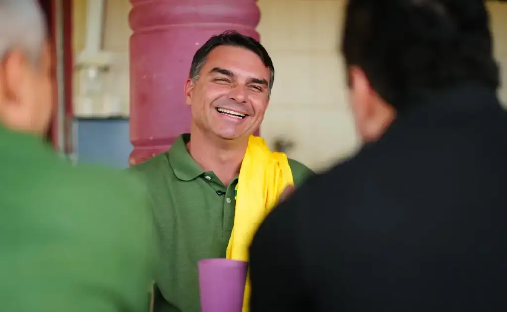 Flávio Bolsonaro ficou 370% mais rico desde a eleição de 2018