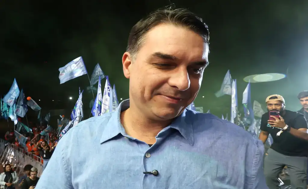 Flávio Bolsonaro inclui pós-graduação que ele nunca fez em currículo