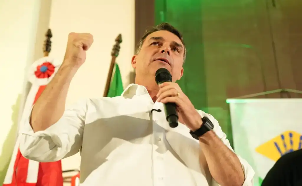 PT pede que PF investigue ligações de Flávio Bolsonaro com fraudes no INSS