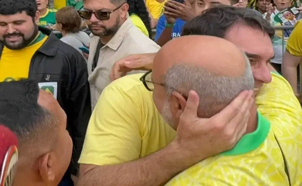 Fabrício Queiroz e advogado que o escondeu “reforçam” campanha de Flávio Bolsonaro