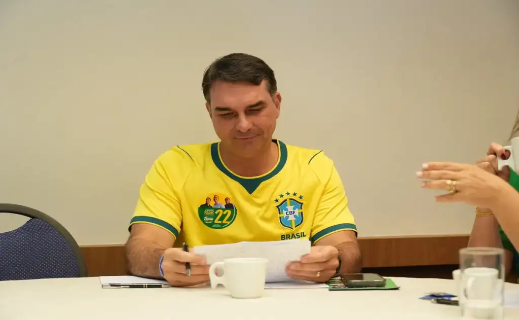 “Amigãozão”: Flávio Bolsonaro e Vorcaro conversaram cinco vezes por telefone em menos de um mês