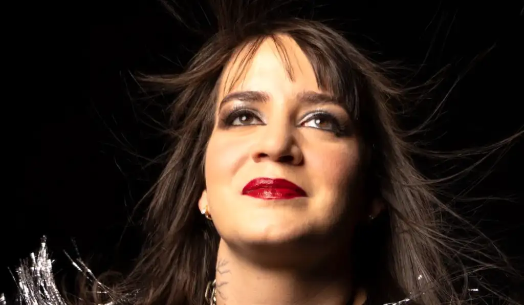 Em show, Linda Ramalho dá nova vida aos sucessos do pai, Zé Ramalho, e revisita Pitty e Rita Lee