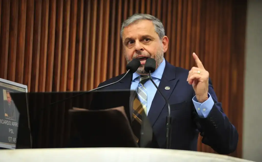 Candidato à Câmara Federal, deputado do PL do Paraná usa propaganda eleitoral para disseminar discurso antivacina