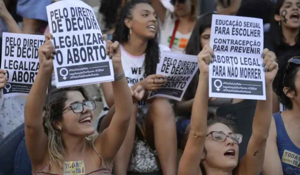 64% dos brasileiros defendem aborto legal para meninas vítimas de estupro