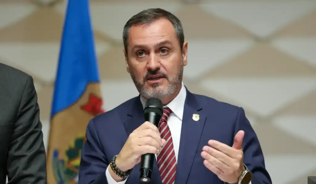 Em guerra eleitoral, Mendonça determina o afastamento de Andrei Rodrigues da direção da PF