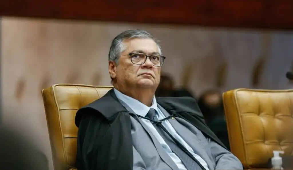 Dino derruba decisão inconstitucional de Mendonça e determina reintegração de diretor-geral da PF