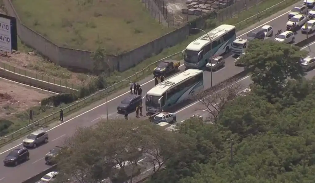 Criminosos usam ônibus com 120 crianças para bloquear a Linha Vermelha no RJ